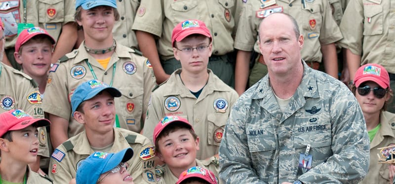 如何与童子军一起庆祝退伍军人节