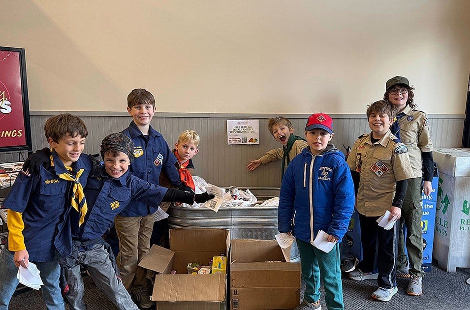 随着越来越多的邻居在假期前寻求营养食品,社区集会