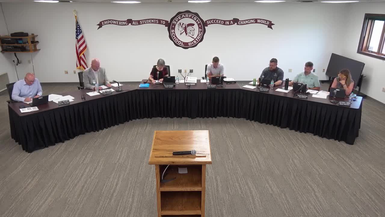 斯皮尔菲什美国军团家族向学校午餐计划捐赠 250 美元，并概述了青少年...