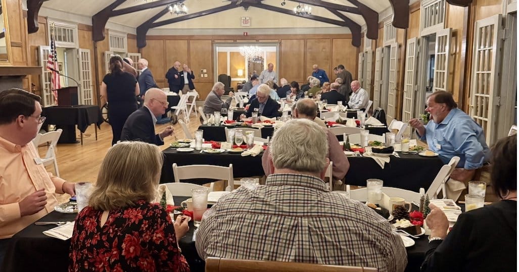 前 8 军童子军成员向童子军队长致敬 | - Former Troop 8 Boy Scouts members honor scoutmaster | News | annistonstar.com