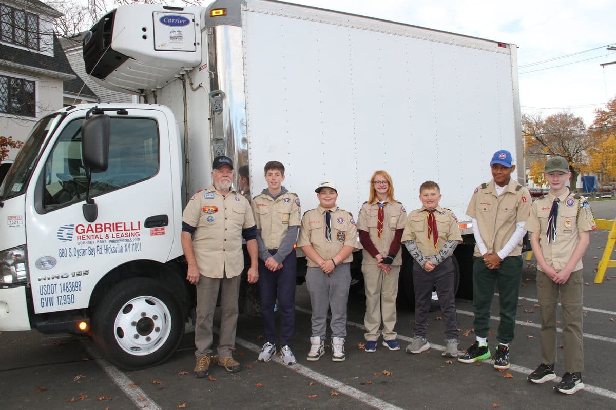 加布里埃利向米尔福德童子军捐赠卡车用于食品活动 | Gabrielli Donates Truck To Milford Boy Scouts For Food Drive