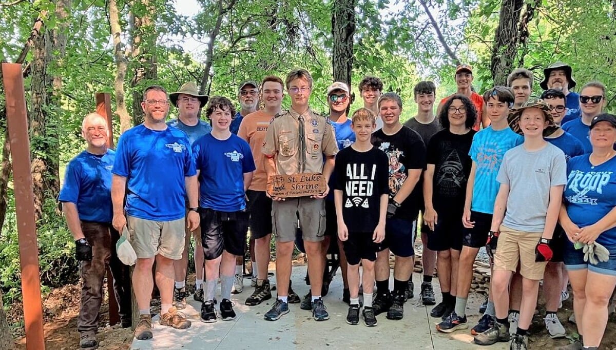 鹰童子军候选人在天后教堂建造圣卢克神殿