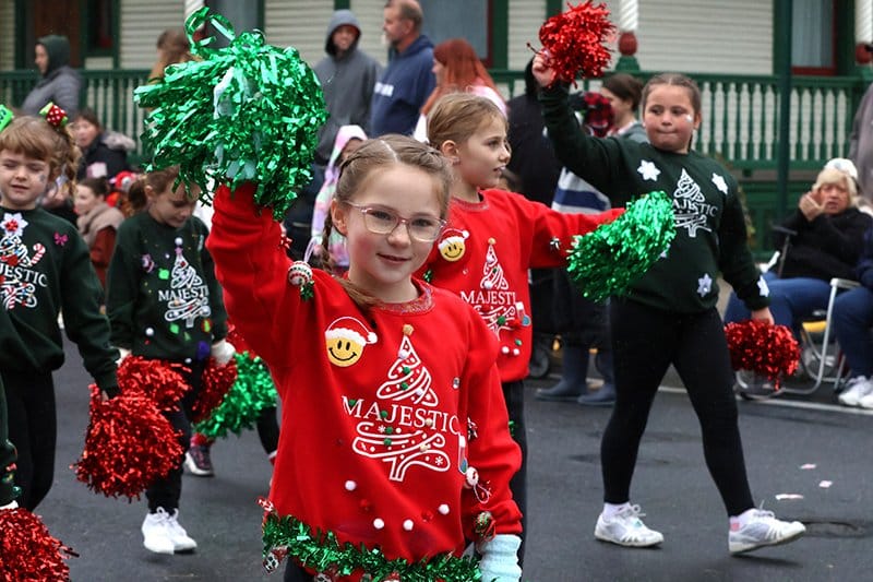格林卡斯尔圣诞游行让人群充满节日气氛 | Greencastle Christmas Parade Delights Crowds with Festive Spirit