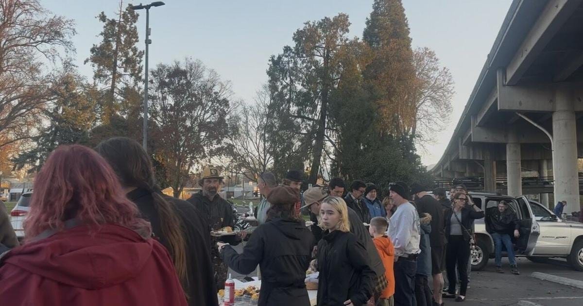 整个周末为有需要的人提供免费感恩节餐点 | Free Thanksgiving meals to those in need throughout the weekend