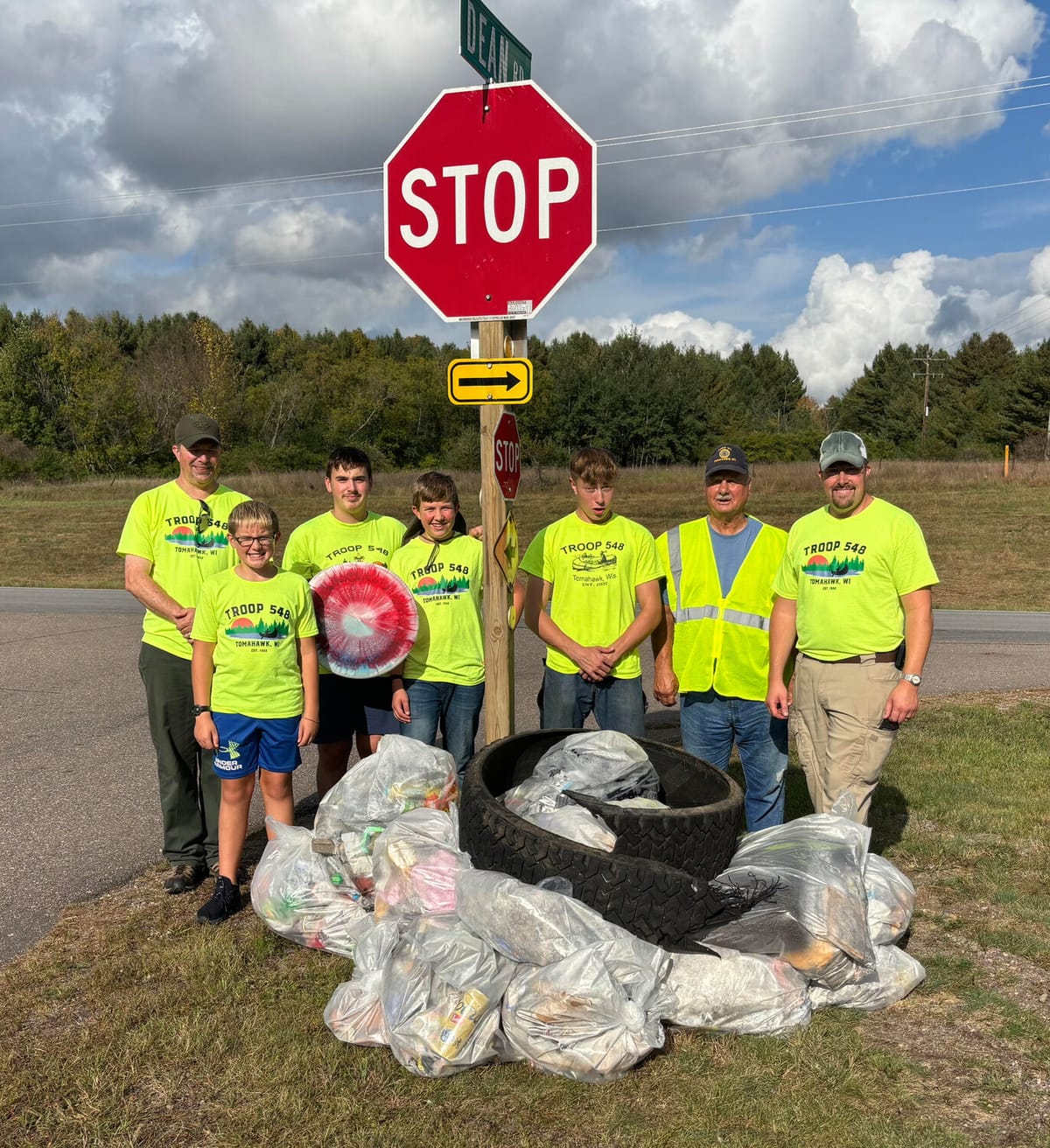 童军与退伍军人携手清洁社区：秋季路边清理行动 | Boy Scouts and Legion Conduct Fall Roadside Cleanup