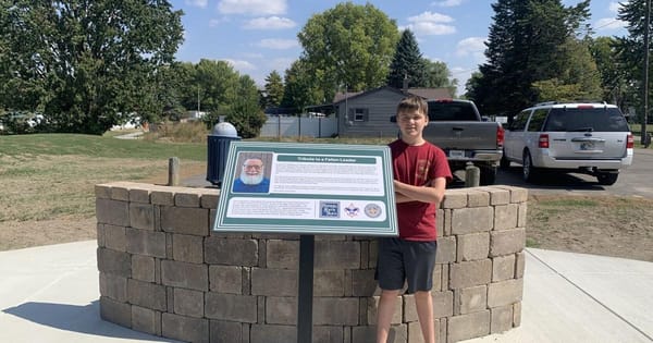 Eagle Scout builds memorial for former scout leader | 鹰童子军为前童子军领袖建立纪念碑