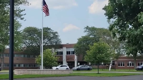 长期代课老师的迅速行动挽救了学生的生命 | Quick action of longtime substitute teacher saves student's life