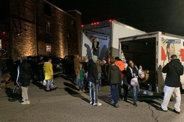 周三，童子军在麦地那县饲养卡车上装满了火鸡…… | Boy scouts loaded up the Feeding Medina County truck with turkeys on Wednesday during ...