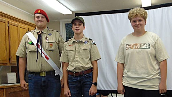 当地学生与霍诺尼加妇女俱乐部分享露营经验 | Local students share camp experiences with Hononegah Woman's Club