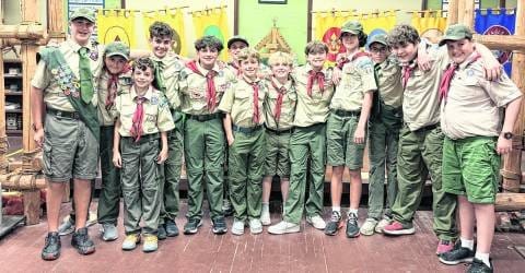 44B 部队在荣誉典礼仪式上向侦察兵致敬 | Troop 44B honors scouts at Court of Honor ceremony