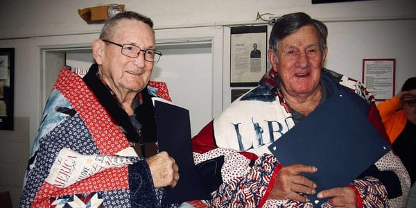 美国军团活动中展示的勇气被子 | Quilts of Valor presented at American Legion event