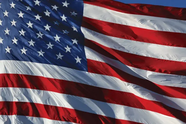 当地童子军举行国旗退役仪式 | Local scouts conducting flag-retirement ceremonies