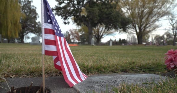 马德拉斯童子军计划向退伍军人坟墓敬献 600 个花圈 | Madras Boy Scouts aim to place 600 wreaths on veterans' graves