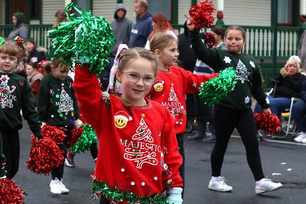 格林卡斯尔圣诞游行让人群充满节日气氛 | Greencastle Christmas Parade Delights Crowds with Festive Spirit