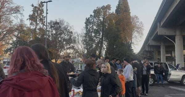 整个周末为有需要的人提供免费感恩节餐点 | Free Thanksgiving meals to those in need throughout the weekend