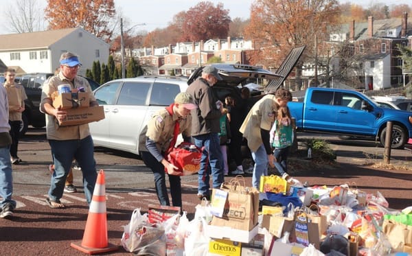 当地童子军向基斯通机会中心运送了数千磅食物 | Local Boy Scout troops deliver thousands of pounds of food to Keystone Opportunity Center
